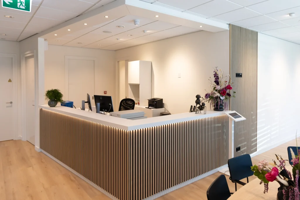Afwerking ontvangst tandartspraktijk Albers&Borgeld