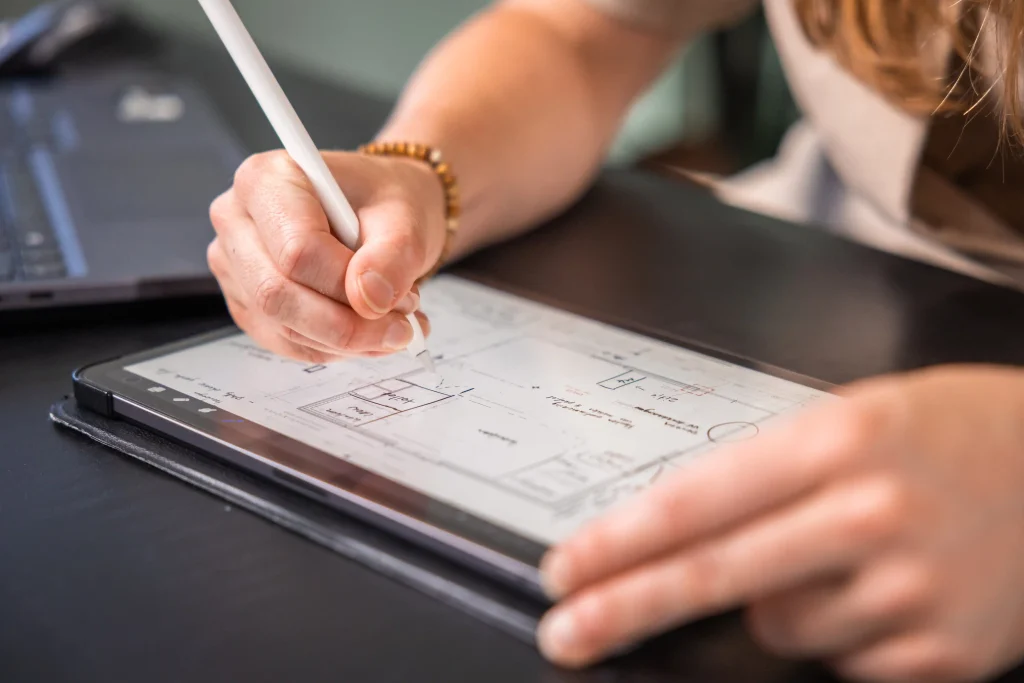 Ontwerper van Ludec schetst een indeling op een tablet